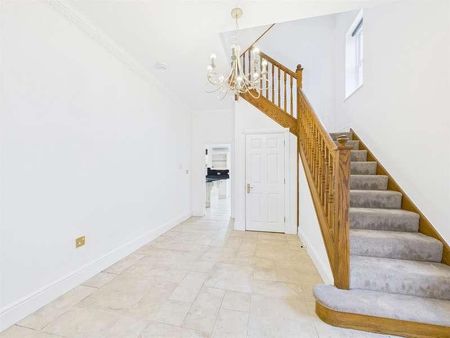 Rosebury Square, Repton, IG8 - Photo 4