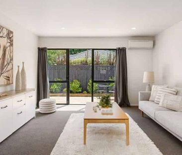 Three Bedroom Townhouse in Prime location! - Photo 3