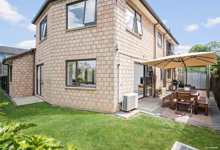 Large family home with - Rock Solid Location - Photo 3