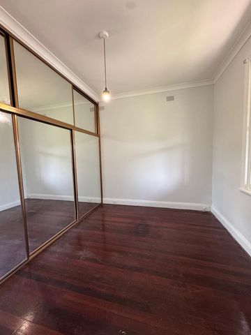 Premium Rental Opportunity - 4 Bedrooms | 1 Bathroom | Oversized Kitchen - Photo 4