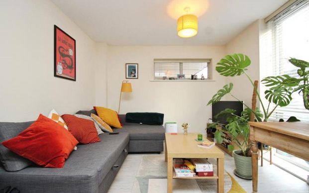 Ocean present a modern well appointed ground floor apartment set back off the popular North Street in Southville, close to the City Centre and Temple Meads Station. Unfurnished available in January. EPC-B - Photo 1