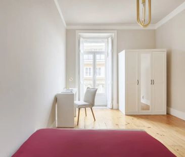 Room in a shared 8-bedroom apartment for rent in Lisbon, some bills... - Photo 2