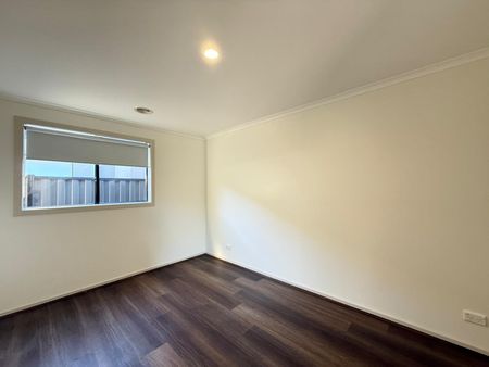 Spacious 4 Bedroom House in Point Cook - Photo 5