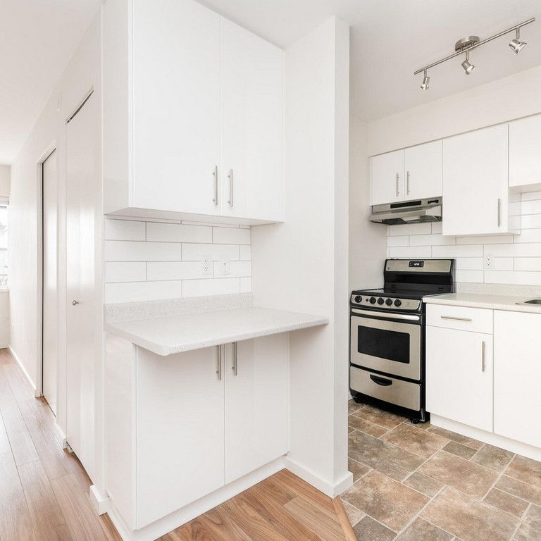 Royal Arms - Photo 1