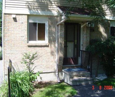 485 King Edward Ave - Photo 1