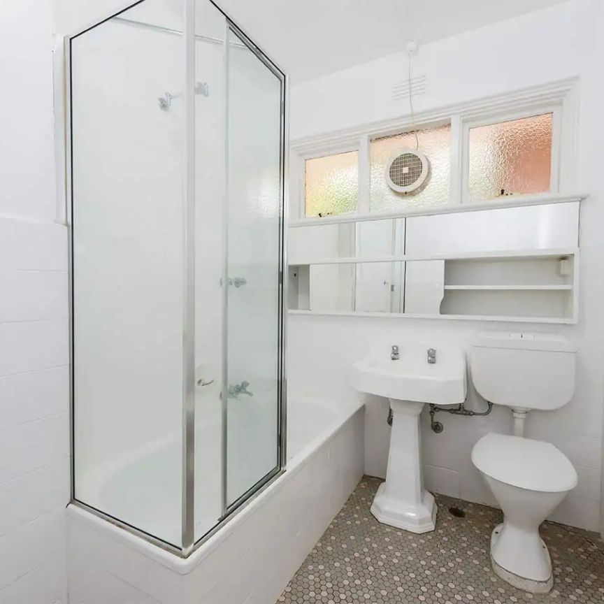 “UNBEATABLE ST KILDA LOCATION!” - Photo 1