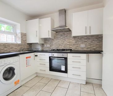 4 bedroom terraced house to rent - Photo 5