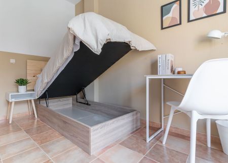 Luminous room with private bathroom in Cuatro Caminos - Photo 5