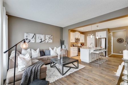 Legacy Family Home With Bonus Room & Wet Bar | A/C | Garage - Photo 2