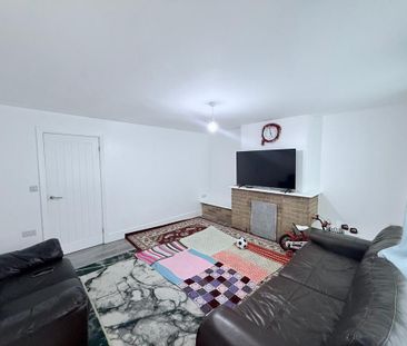 3 bedroom end of terrace house to rent - Photo 2