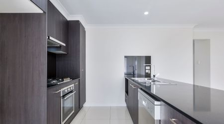 1/61 The Heights Boulevard, Pimpama QLD 4209 - House For Rent - $650 | Domain - Photo 2