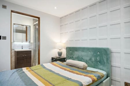 2 bedroom flat in London - Photo 2