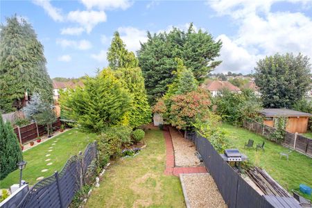 Delightful and bright, three bedroom semi detached family home in Round Green - Photo 3