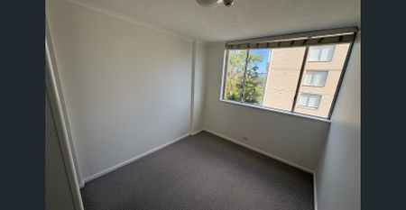 Bright & Spacious 3-Bedroom Apartment Near Train Station - Photo 3