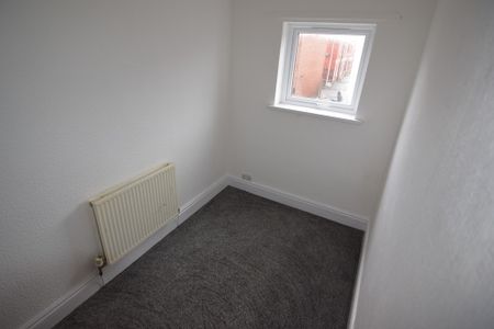 To Let 2 Bed End Terraced House - Photo 3