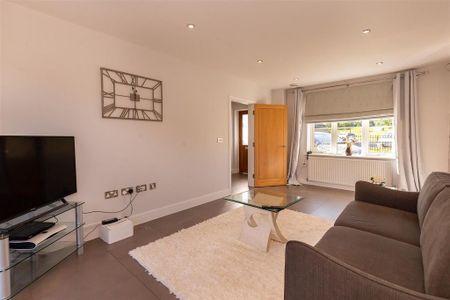 5 bedroom detached house to rent - Photo 2