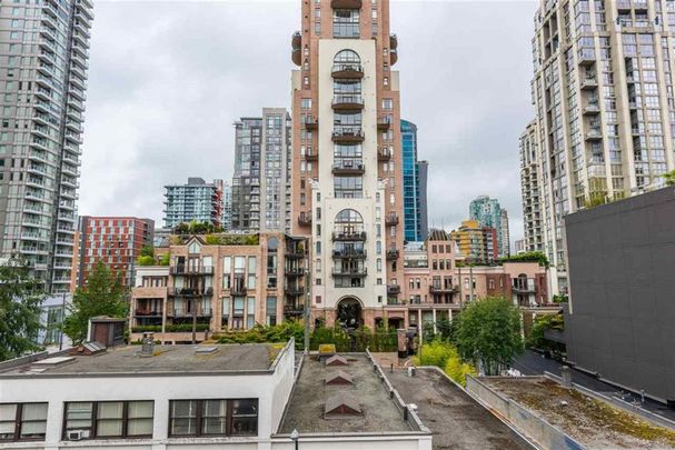 GORGEOUS 1 BEDROOM IN HEART OF YALETOWN - Photo 1