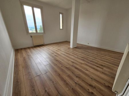 Location Appartement 4 pièces 103m² ST CHAMOND 42400 - Photo 3