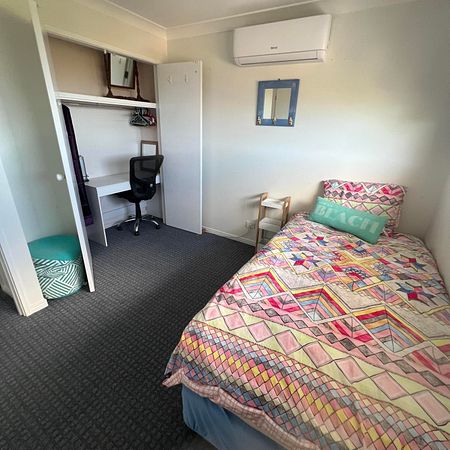 Private bedroom in shared house Helensvale close to tram and train station - Photo 4