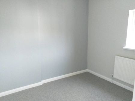 Partly Furnished 2 Bedroom Terrace - Photo 3