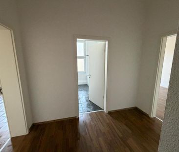 Sanierte 3-Zimmer-Wohnung mit Balkon & Stellplatz – ca. 100 qm – - Foto 1