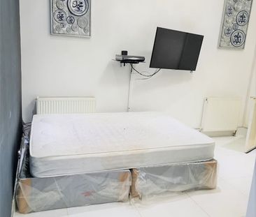 Room in a Shared House, Lansdowne Road, IG3 - Photo 1