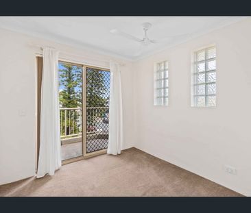 Spacious Top Floor Apartment - 100m from Broadwater - Photo 6