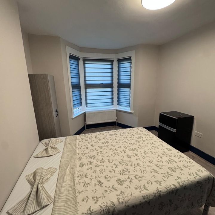 Room in a Shared House, Whitehorse Road, CR7 - Photo 1