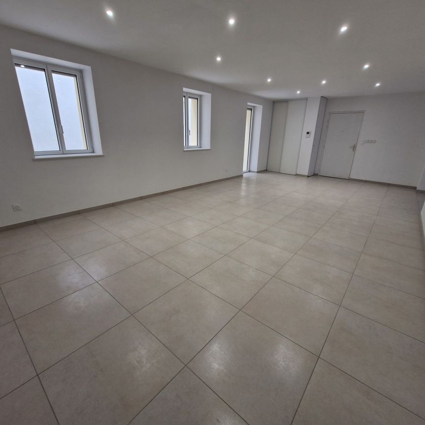 Location Appartement 3 pièces 120m² AMPUIS 69420 - Photo 1