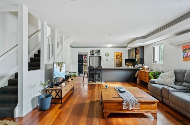 MODERN FULLY FURNISHED 3 BEDROOM TOWNHOUSE - Photo 1