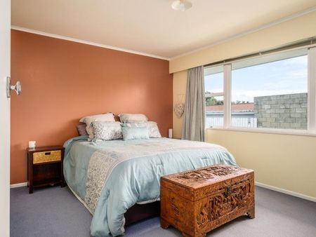 Spacious Family Home - Photo 3