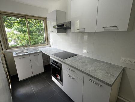 Location Appartement 2 pièces 45m² ST MAUR DES FOSSES 94100 - Photo 2