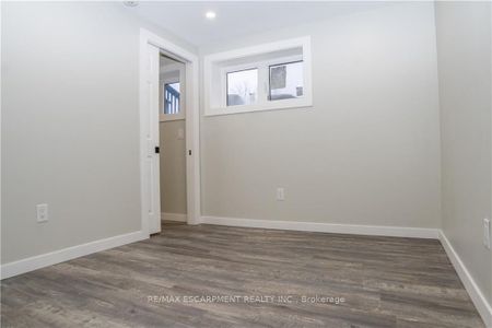 Detached Home For Lease | X8141704 - Photo 5