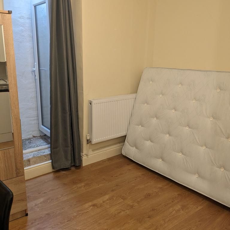 Studio to rent - Photo 1