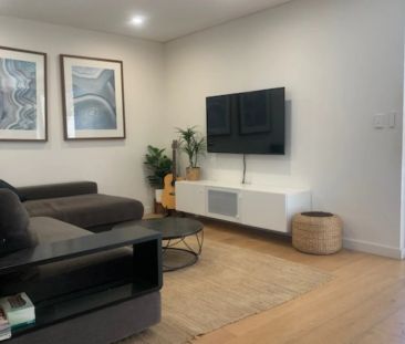 Contemporary Family Elegance - Photo 3