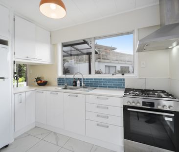 West Is Best – Cozy 2-Bedroom Standalone Home with Spacious Living - Photo 5