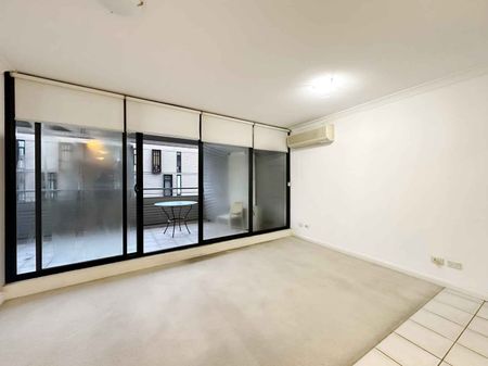 Spacious 1 bedroom unit - Photo 2