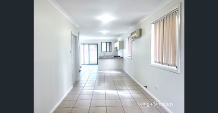 Refreshed four-bedroom townhouse near amenities - Photo 4