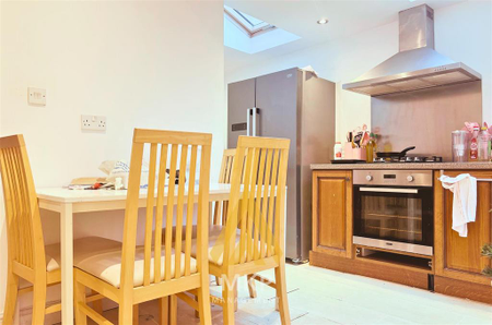 4 bedroom semi-detached house to rent - Photo 4