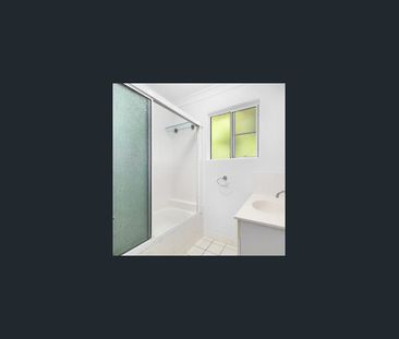 Refurbished townhouse in convenient complex - Photo 2