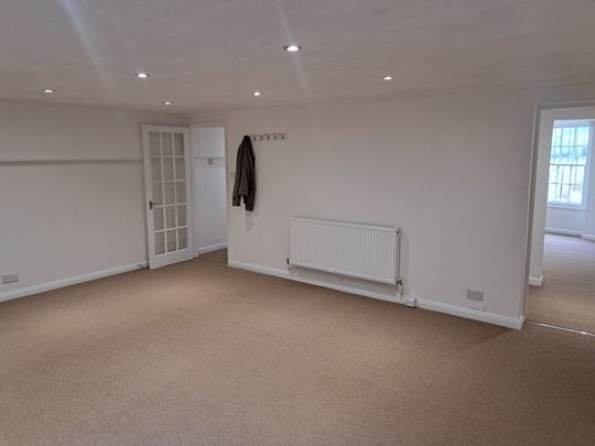 3 Bed Flat, Farm Road, BN3 - Photo 1