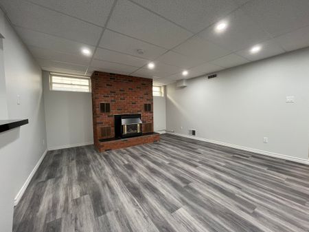 Spacious 4 Bedroom Home In Desirable Highlands – Character, Comfort & Convenience! - Photo 5