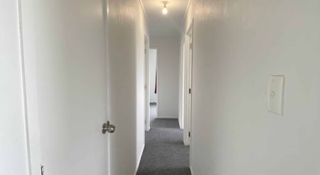 This tidy fully renovated home has 3 generous size bedrooms - Photo 2