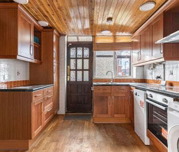 3 bedroom end of terrace house to rent - Photo 2