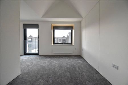 Well presented 3 bedroom semi-detached house situated within the growing community of Northstowe. Driveway parking. Highly efficient electric heating. Unfurnished. - Photo 2