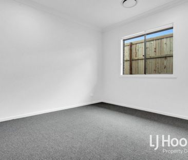 STUNNING FAMILY HOME IN FLAGSTONE WITH DUCTED AIR + QUALITY FINISHES! - Photo 2