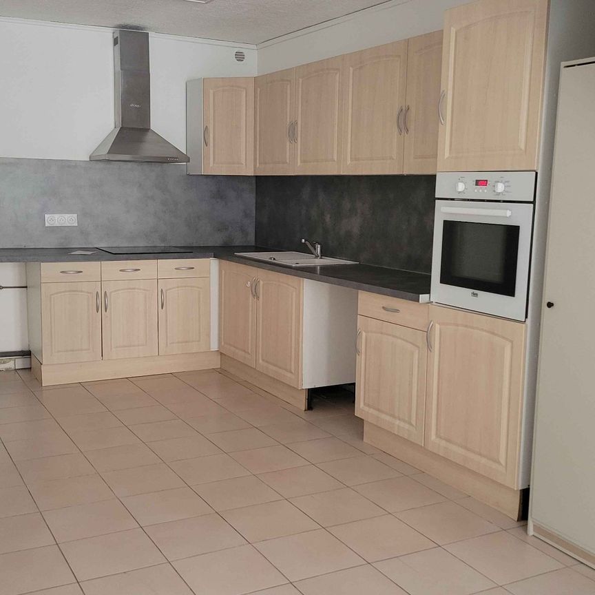 Un appartement à louer dans le centre-ville de MARINES, proches de toutes les commodités. - Photo 1