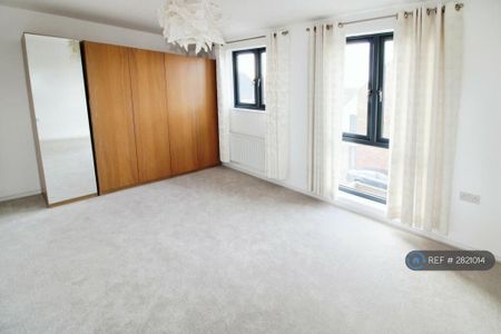 4 bedroom end of terrace house to rent - Photo 2