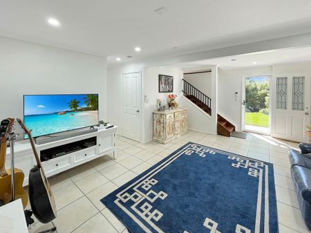 Spacious Family Living in the Heart of Woombye - Photo 3