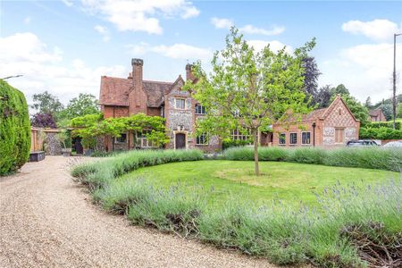 SHORT TERM - A charming four bedroom period family home offered on a short term basis fully furnished and all bills included - Photo 2